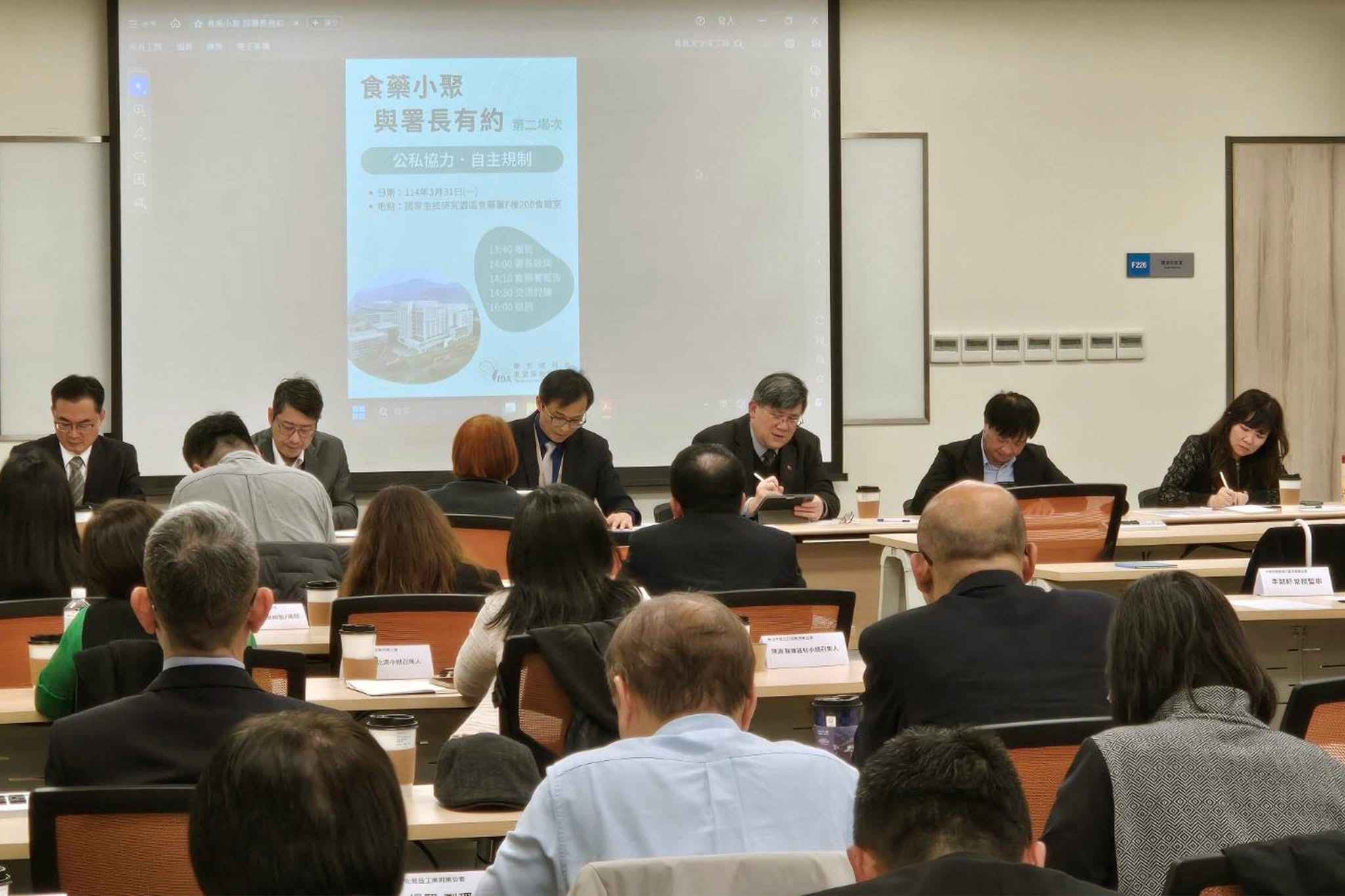 食藥署姜至剛署長於114年3月31日與藥品、醫材及化粧品相關公協會領袖進行第二場「食藥小聚－與署長有約」交流會，分別就藥品、醫材與化粧品管理相關議題交換意見，期許公私協力、自主規制