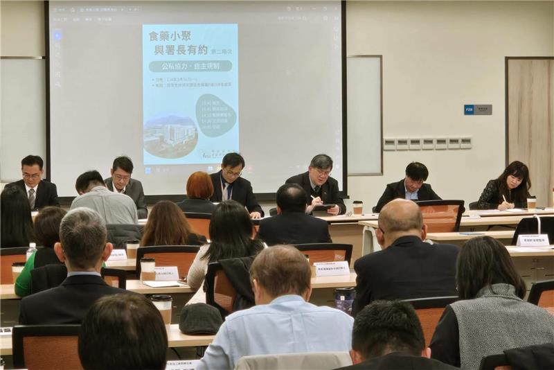 食藥署姜至剛署長於114年3月31日與藥品、醫材及化粧品相關公協會領袖進行第二場「食藥小聚－與署長有約」交流會，分別就藥品、醫材與化粧品管理相關議題交換意見，期許公私協力、自主規制